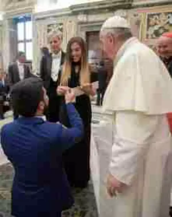 Man Proposes To His Girlfriend In Presence Of Pope Francis (Photos)
